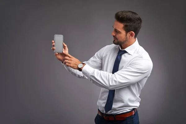 Jonge man met zijn telefoon — Stockfoto